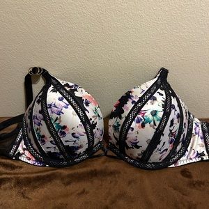 Victoria’s Secret bombshell bra